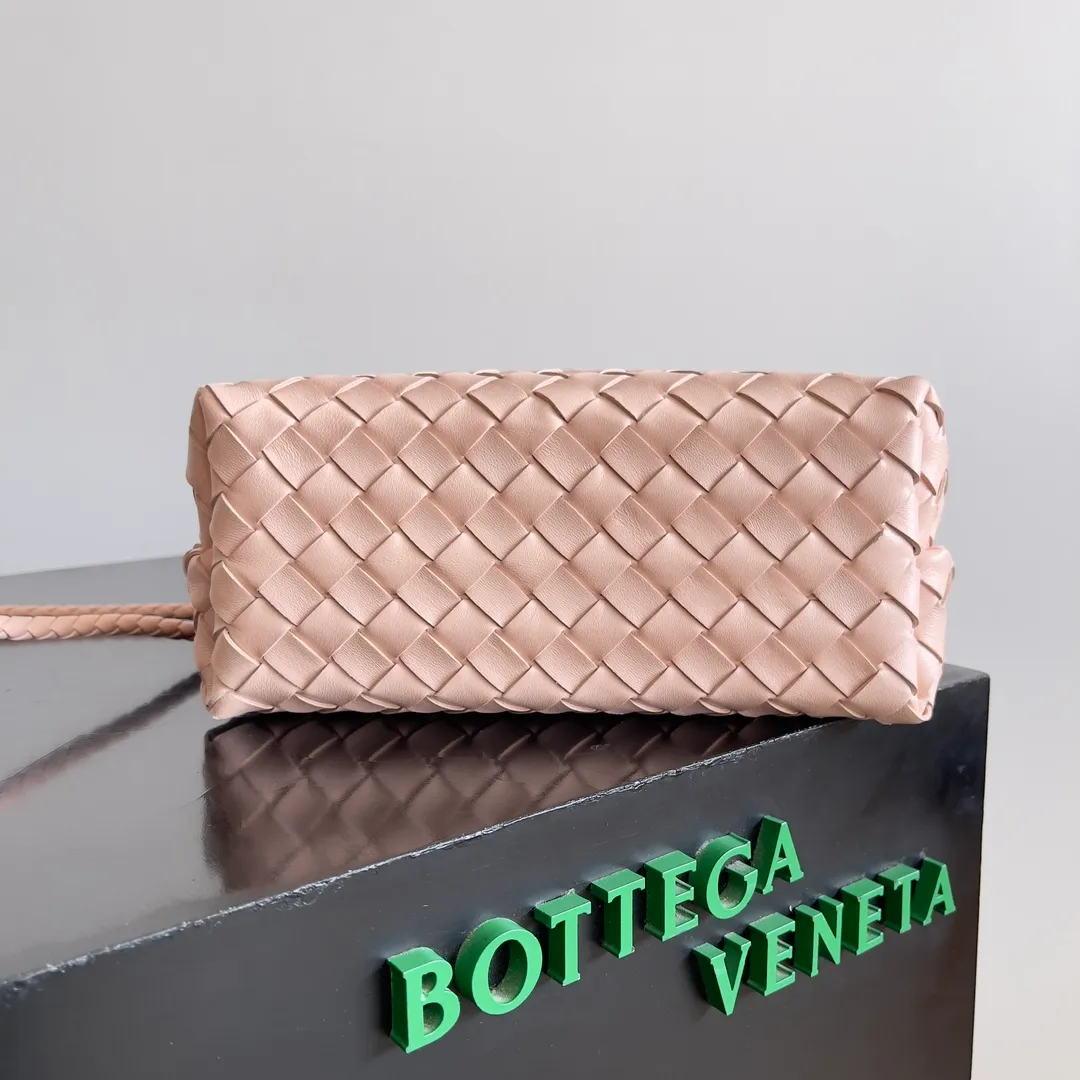 The 2023 new Andiamo batch of 1860 BV has been shipped‼ ️Really popular🔥The new Andiamo woven handbag launched by Bottega Veneta this season is really popular all over the world! ! Celebrities at home and abroad have worn it, and Oscar-winning actress Michelle Yeoh has taken it out on the street. Song Jia, Trai Yara, Yu Feihong, Sanji Ayaka, Rosie Hunting-Whiteley, Yoshioka Riho, etc. have all picked up this bag. It is classic and versatile, showing off its temperament, and the bag capacity is also large, which is very convenient for daily commuting! ! A variety of carrying methods, the shoulder straps can be adjusted by yourself, the original lambskin feels soft and delicate, and the unisex style breaks gender boundaries and brings a more practical and longer-lasting use experience. Andiamo, which has both elegant and casual styles, perfectly interprets the true appearance of "fashionable old money style". Style number: 743568 Size: 25*22*10.5cm